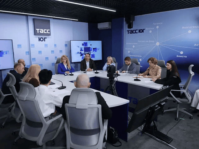 В Региональном информационном центре "ТАСС Юг" прошел круглый стол, посвященный развитию легкой промышленности в Ростовской области, вызовам для отрасли и способам их решения.